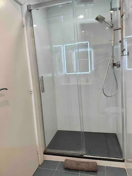 8 Min Walk To The Beach & 10 Min Walk To Convention Centre ! Barcelona Apartment