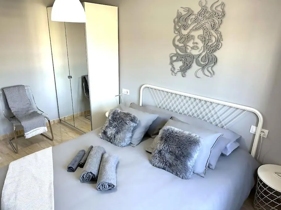 8 Min Walk To The Beach & 10 Min Walk To Convention Centre ! Barcelona Apartment