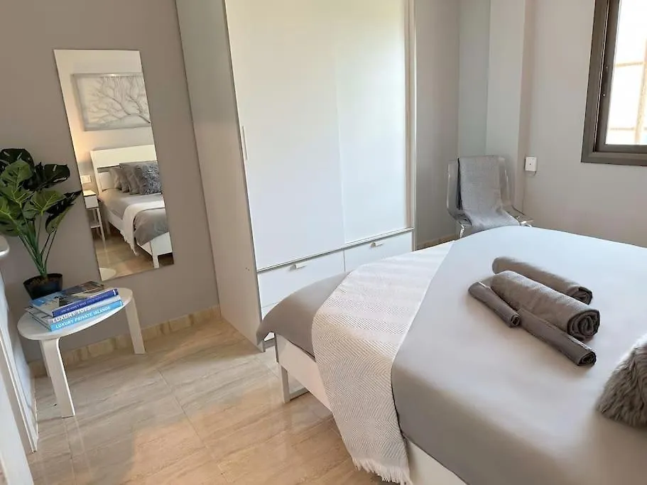 Apartment 8 Min Walk To The Beach & 10 Min Walk To Convention Centre ! Barcelona